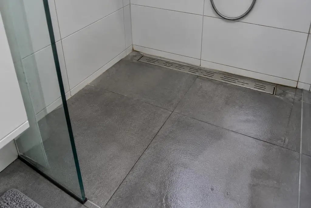 Lekdetectie Wekerom – lekkende inloopdouche met natte voegen