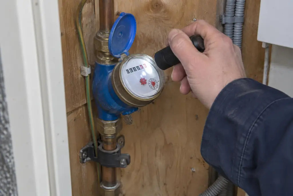 Lekdetectie Wekerom – watermeter in de meterkast controleren met een zaklamp